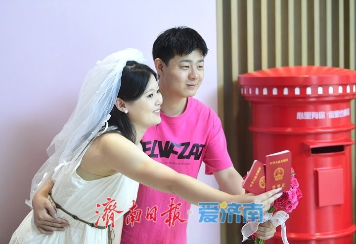 以爱筑家向新而行，集体颁证仪式为“520”增添别样浪漫
