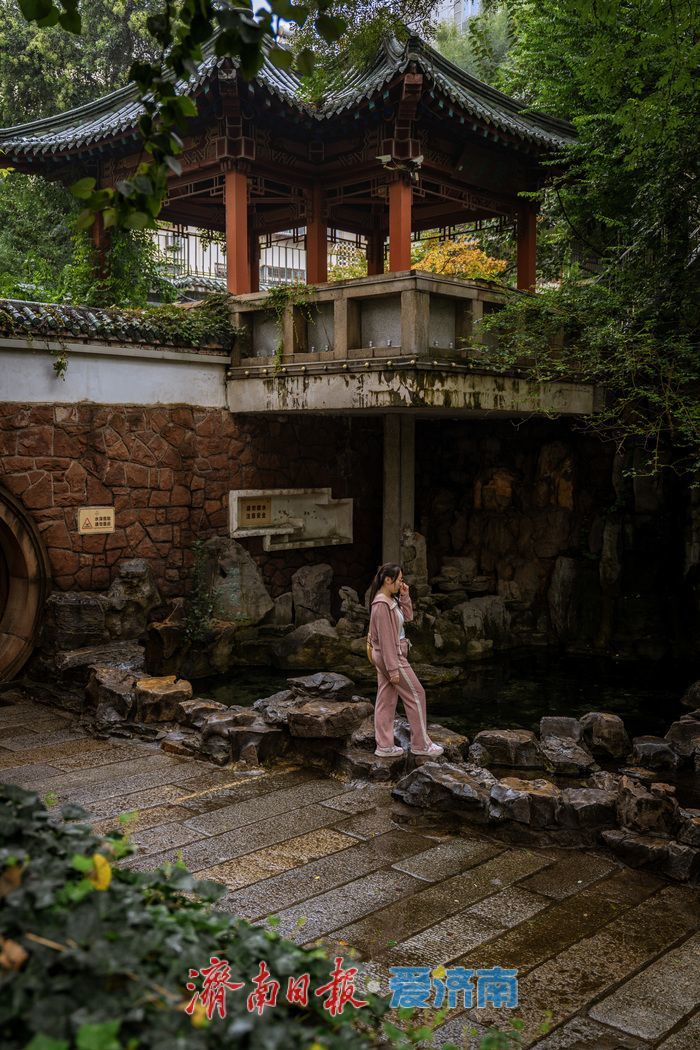 济南黑虎泉：雨中泉韵悠长，水位攀升至29.95米