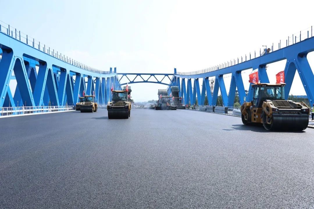 济南绕城高速东线小许家枢纽至遥墙机场段改扩建主线沥青路面摊铺完成