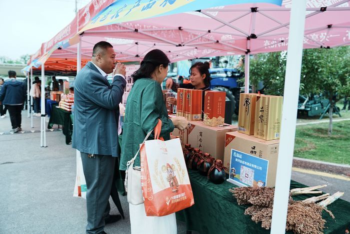 “泉水人家”“点赞商河”组团亮相小麦高产竞赛 展区里济南好物“圈粉”忙