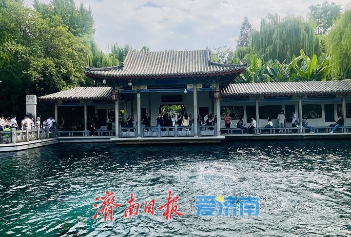 一年四季 泉在济南｜泉涌人潮，秋意浓