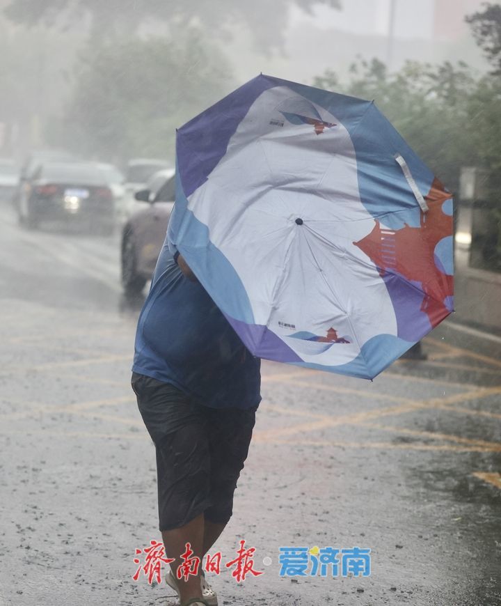济南突降暴雨 高温天气暂时缓解