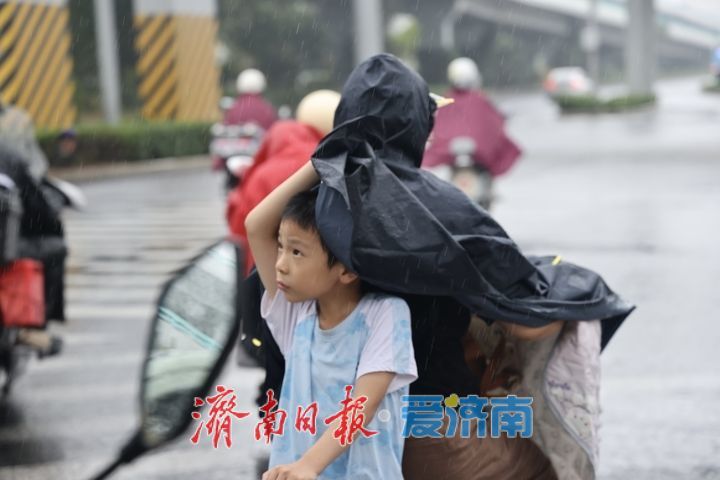 台风携雨到访济南 高温退场凉意来袭