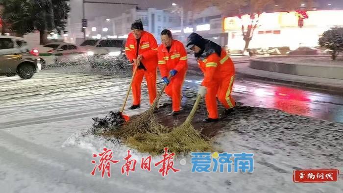 首场降雪如约而至 钢城区多方联动保路畅通