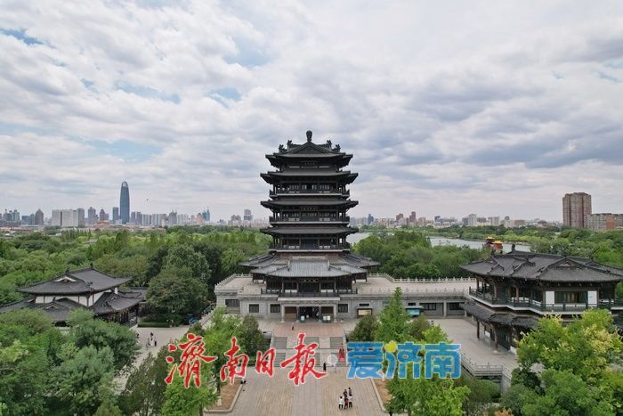 一年四季 泉在济南丨盛夏大明湖宛若仙境，蓝天白云映衬生态画卷