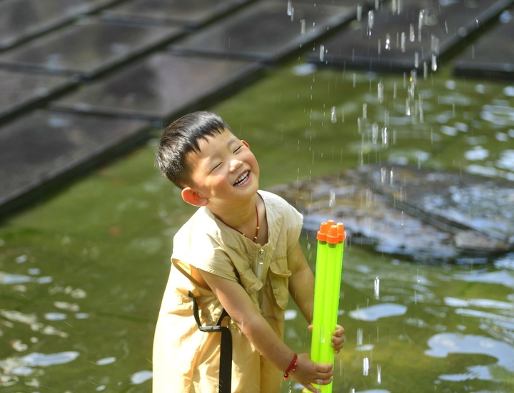 高温来袭，济南市民泉畔觅清凉