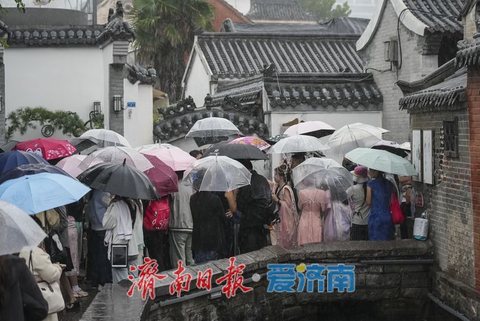 一年四季 泉在济南丨秋雨绵绵，起凤桥上演绎“国风”浪漫