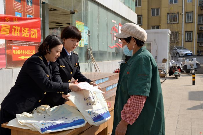 普法课堂进社区 手机随身变“砝码” 济南市场监管这场“以案说法”开到了居民家门口