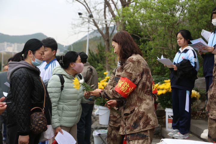 “送您一支鲜花 请把火种留下”济南市林场联合泉城青年志愿者倡树文明祭扫新风尚