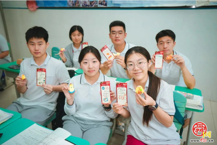 比了个耶，我们就毕业啦！