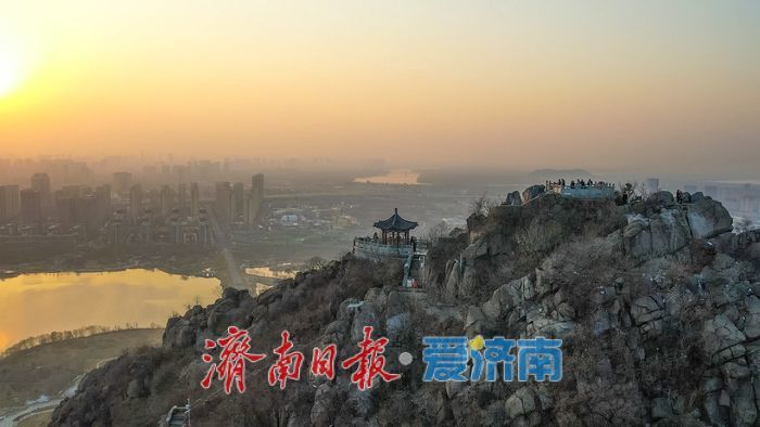 湖映霞光，醉美华山