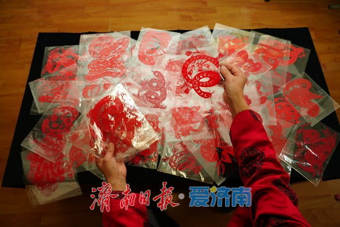 74岁手艺人匠心独运，创作260幅生肖蛇剪纸迎新春