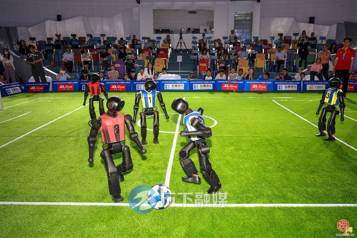 山东省首届人形机器人足球赛历下开赛