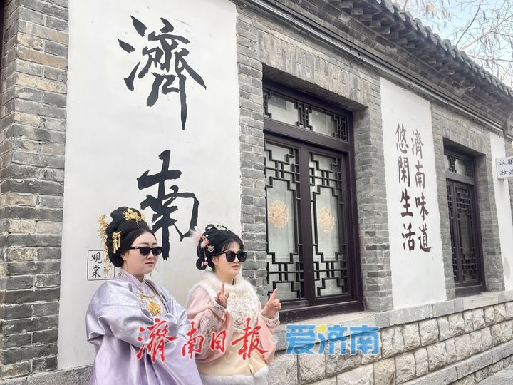 腊月将至百花洲，翰墨彩灯引客来