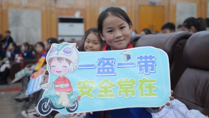 济南市市中少年原创舞台剧点亮“全国交通安全日”