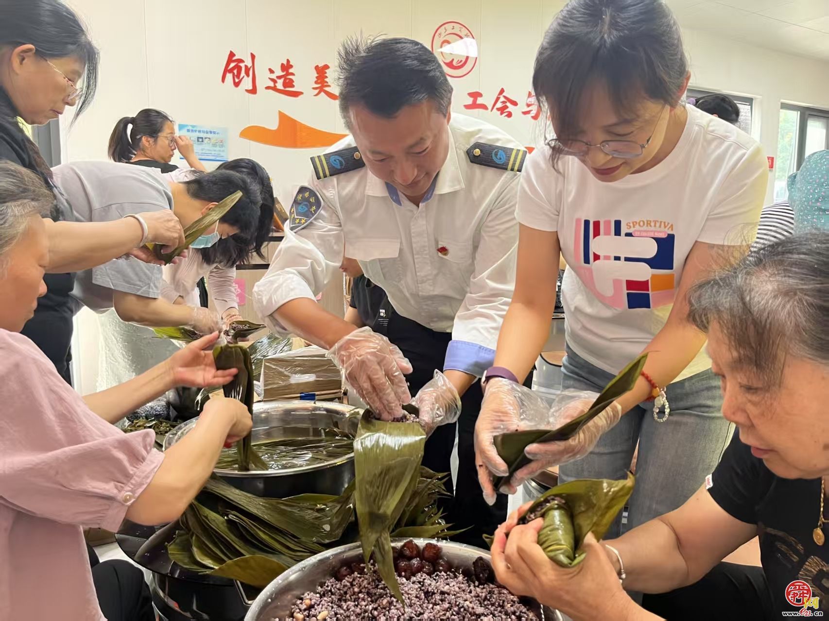 粽香飘驿站 共建暖人心
