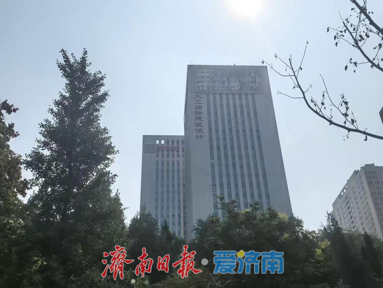 科技赋能城管 无人机“高空鹰眼”严查楼顶广告施工安全