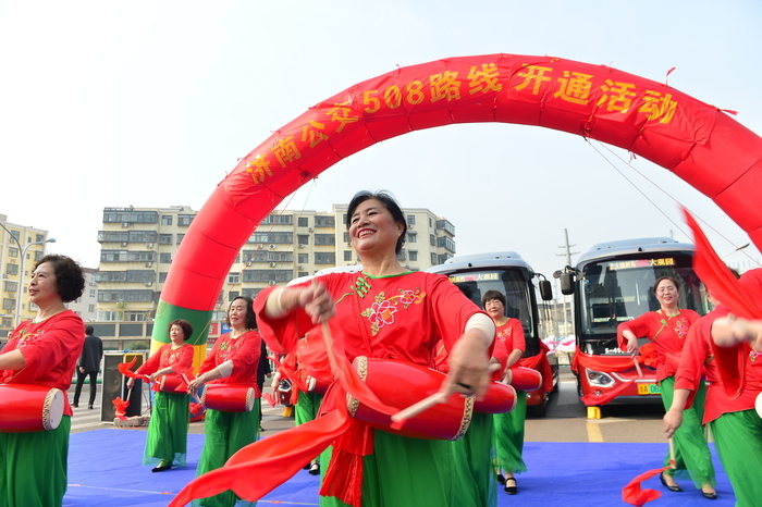 坐着“红墩墩”一路逛遍大观园、老商埠、中山公园、西市场 济南508路小巷公交开通