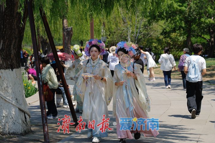 一年四季 泉在济南｜“五一”游大明湖：人潮涌动似春运，初夏盛景别样红