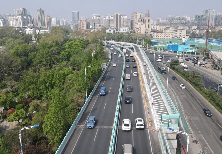 隔音声屏障、路灯安装就位，顺河高架路经一路新建匝道静待通车