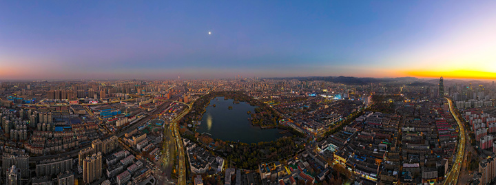 一年四季 泉在济南丨大明湖冬日晚照，老城新韵绘就泉城暮色