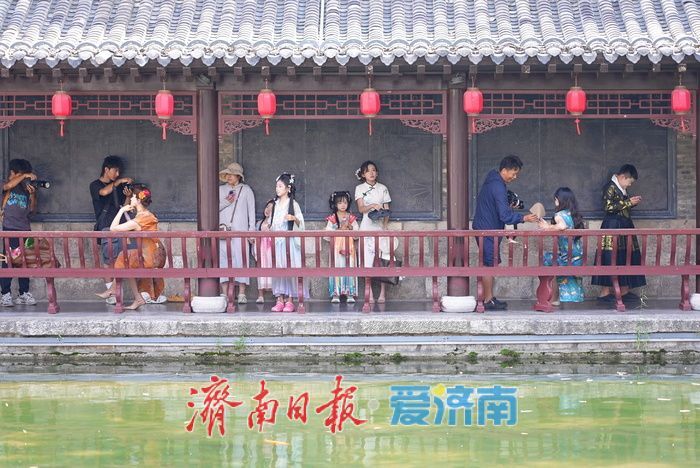 一年四季 泉在济南丨济南老城古韵引新潮 簪花旗袍民族服饰迎打卡热