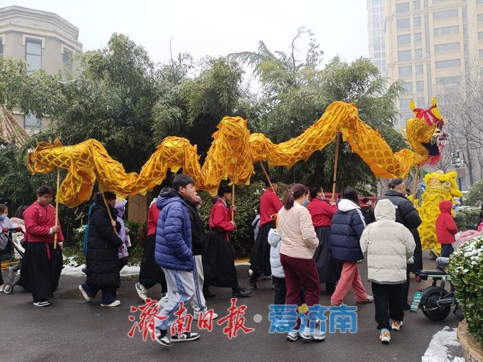 龙腾狮跃闹元宵 社区年味浓情满邻里