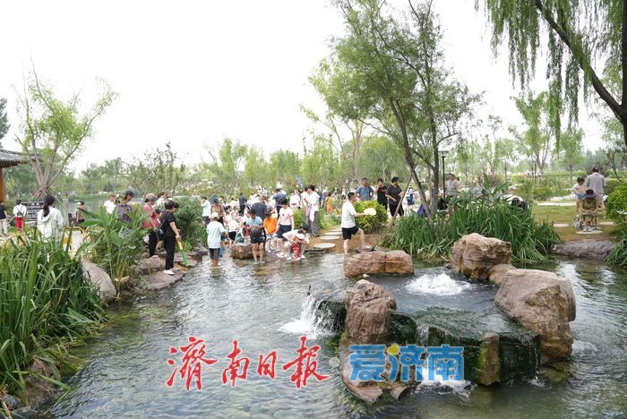 今日入伏，市民泉畔消暑纳凉