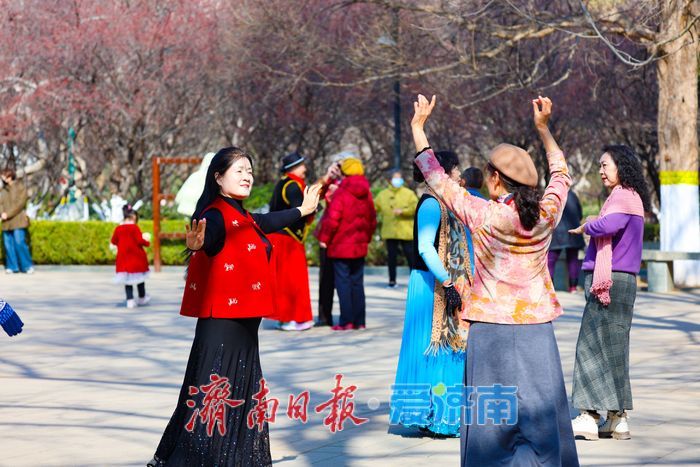 舞韵飞扬 银发族以民族舞绘就幸福晚年