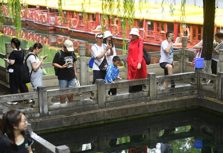 济南黑虎泉水位达到近期高值 泉涌人欢畅客从八方来