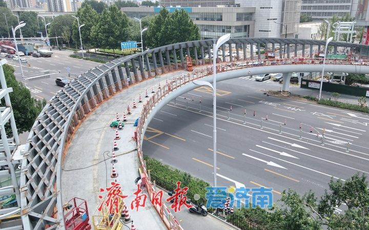 “月牙形”过街天桥展露俏容