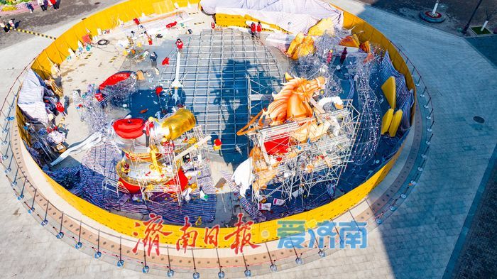 一年四季 泉在济南｜印象济南布置马年花灯 中心喷泉骏马形象初具规模