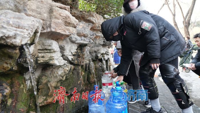 泉水畅流，济南市民打泉水热情高涨