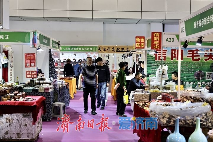 济南国际珠宝展暨工艺美术茶文化紫砂精品展开幕