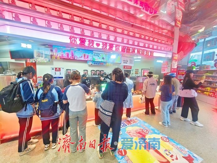 蜜雪冰城济南旗舰店亮相，专属产品、超大空间、娃娃机惊喜登场