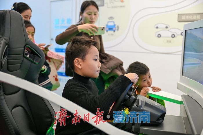 山东科技馆迎寒假参观热潮 家长携子乐享科学“最后一课”