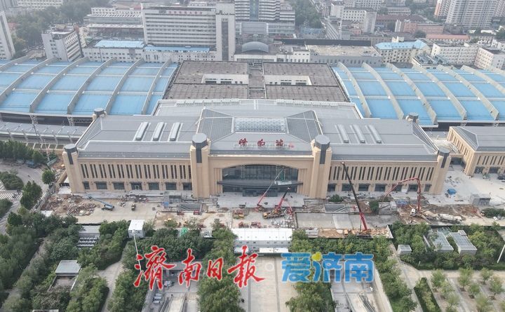 “济南站”站名亮相北站房