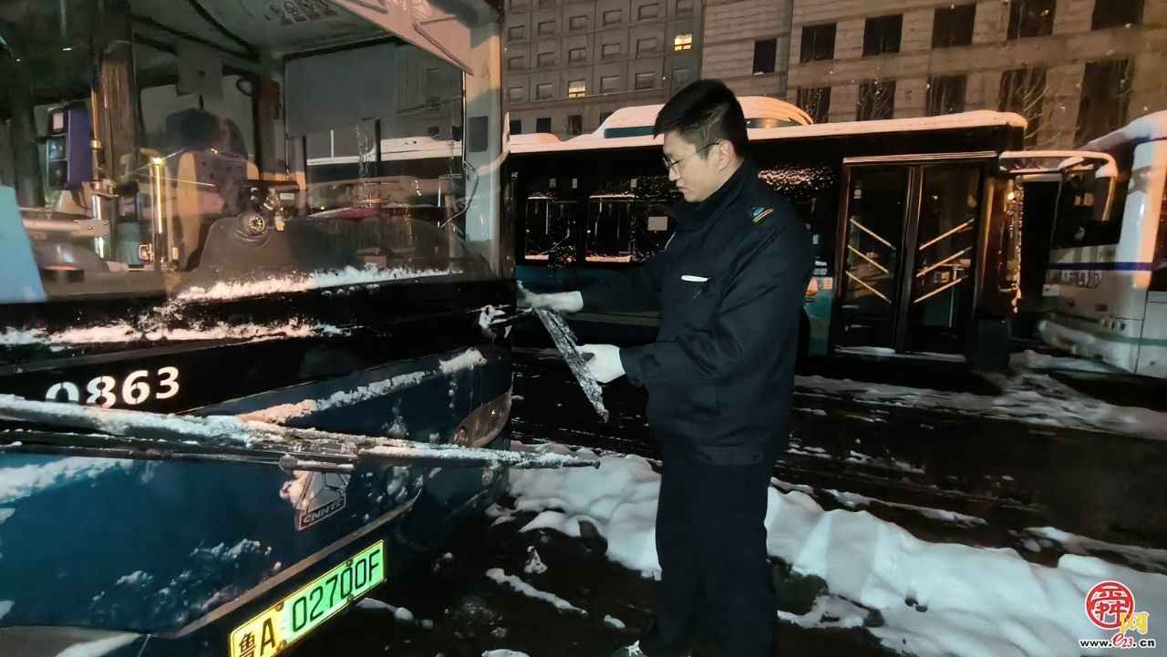 暴雪袭泉城 公交人以雪为令铸担当 用坚守暖民心