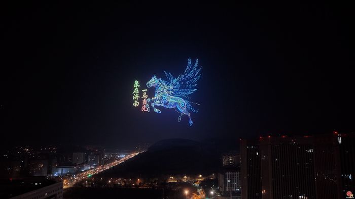 新春视觉盛宴 济南低空集团万架无人机闪耀泉城夜空