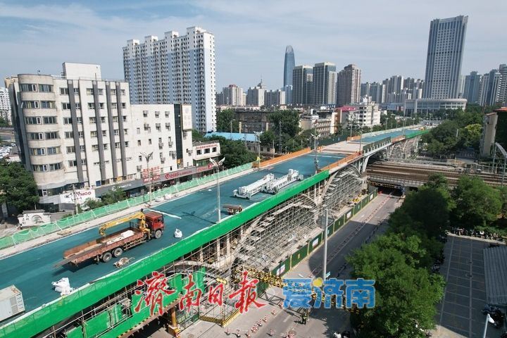 济南纬二路跨铁路天桥改造施工有序推进