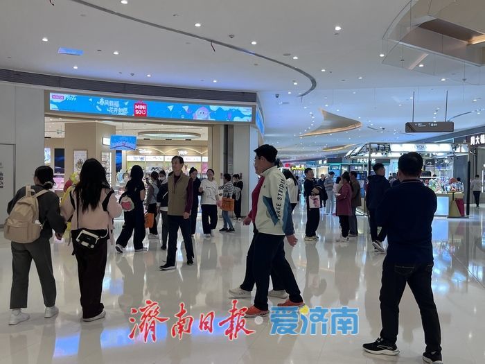 商海经·假日观｜游客礼遇加码，济南商圈“宠客”出新招