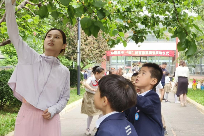 高新区奥体中路学校采摘节让孩子们“吃嗨了”