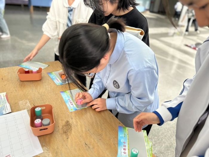 靠一张刮刮卡开启了幸福人生？省实验中学为学生派出“幸福任务”