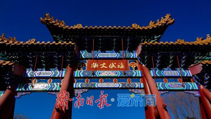 红墙金瓦映华裳！济南府学文庙上演冬日汉服打卡文化热潮