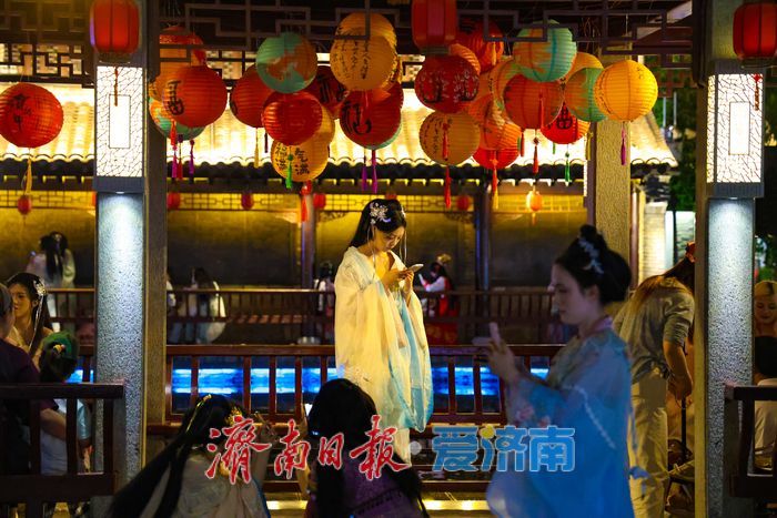 一年四季 泉在济南丨百花洲夜游绘就古韵新韵