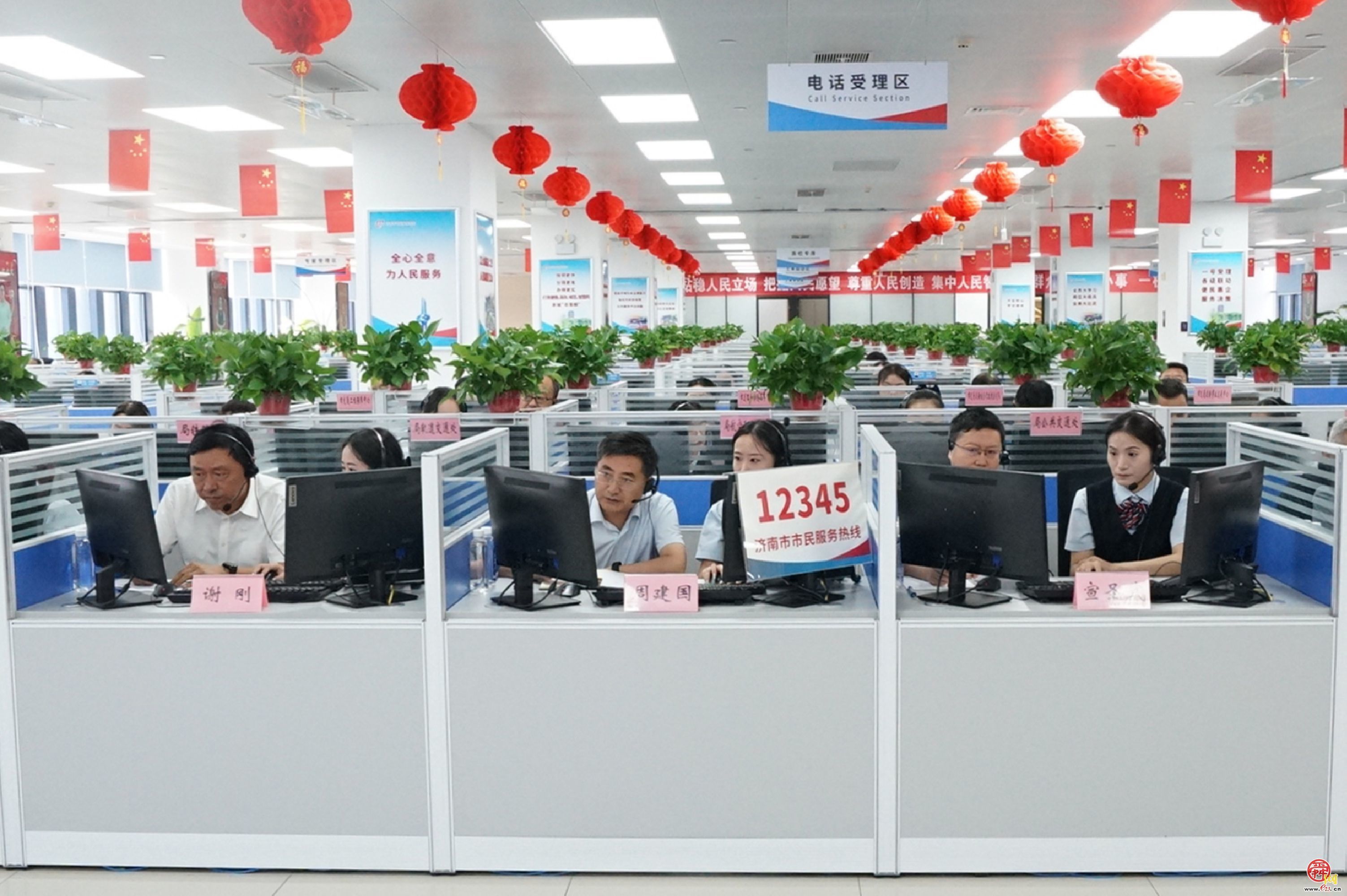 济南市城乡交通运输局接听12345热线：倾听群众心声 当好开路先锋