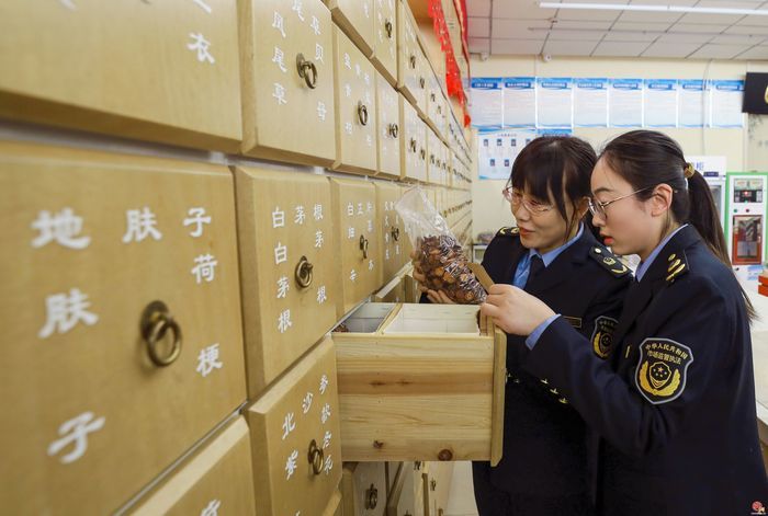 新春走基层｜筑牢节日用药安全屏障！济南市市场监管局开展春节前药品市场专项检查