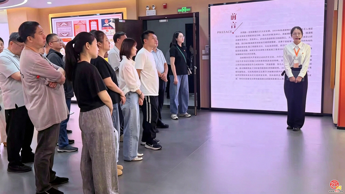 赓续百年商脉汲取奋进力量——甸柳新村街道联合济南市档案馆开展行走的党课活动