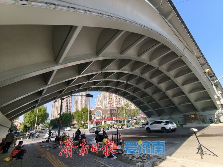 项目强省会｜围挡拆除新貌亮相 济南纬二路跨铁路天桥桥下道路恢复通行