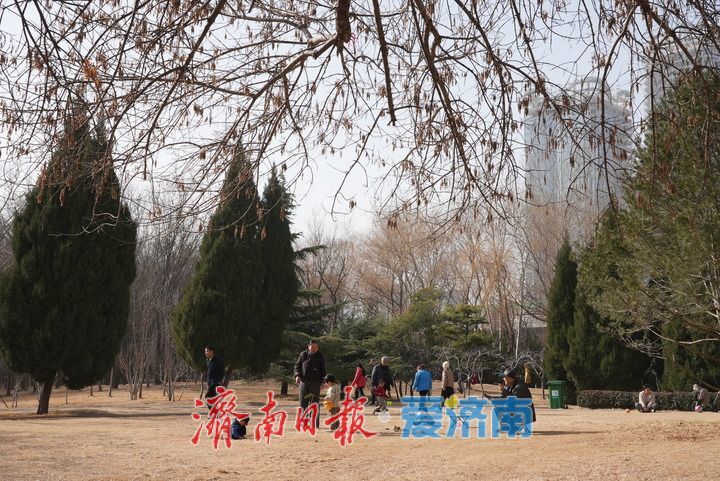 济南迎17℃暖冬晴日 市民乐享春光